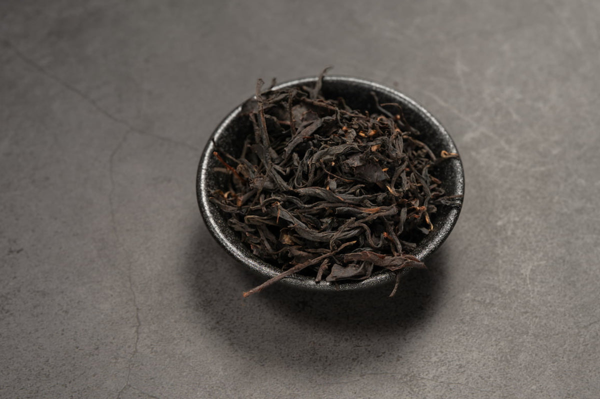 Georgian Black – Schwarzteeblätter in einer Schale.