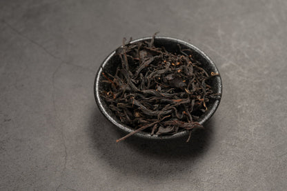Georgian Black – Schwarzteeblätter in einer Schale.