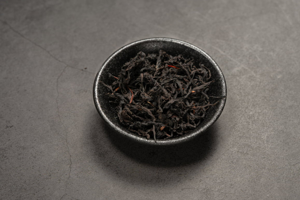 Georgian Blueberry – Kräuterteeblätter in einer Schale.