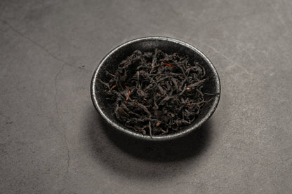 Georgian Blueberry – Kräuterteeblätter in einer Schale.