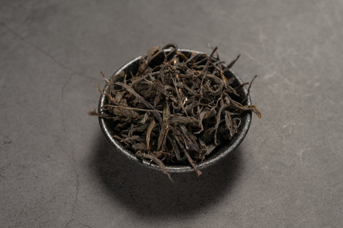 Georgian Green – Grünteeblätter in einer Schale.