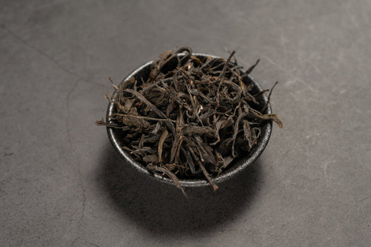 Georgian Green – Grünteeblätter in einer Schale.