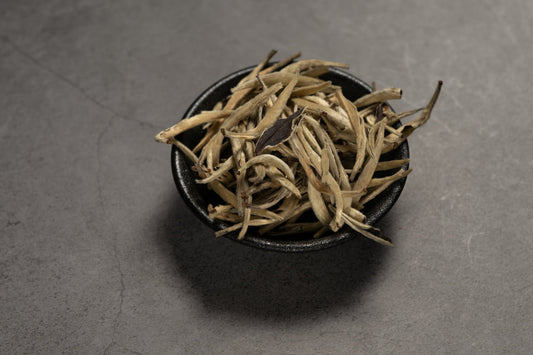 Silver Needle Bai Hao Yin Zhen – weißer Tee in einer Schale.